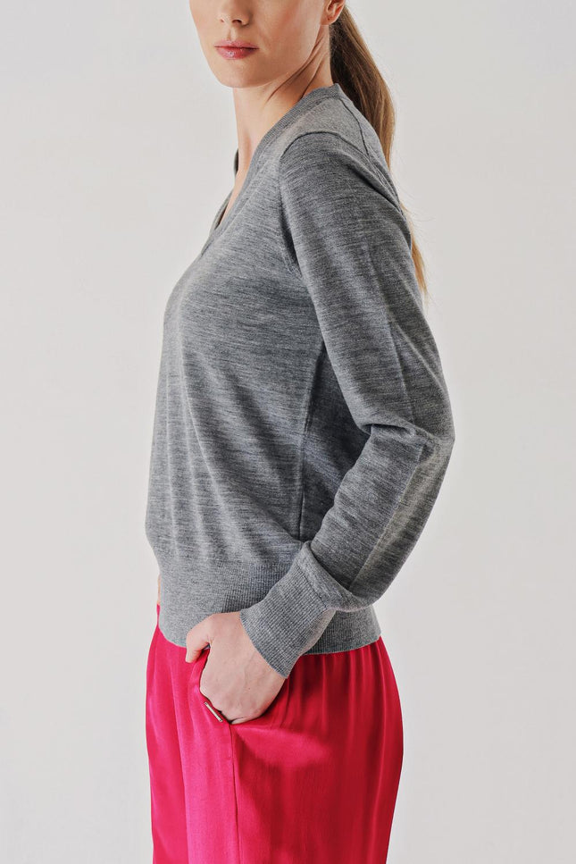 Gray V-neck wool knit sweater 28868